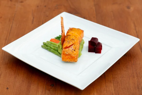 Filete de salmón con verduras . — Foto de Stock