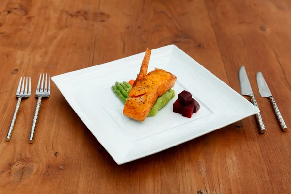 Filete de salmón con verduras . — Foto de Stock