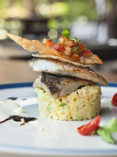 Filete de lubina con verduras y arroz . — Foto de Stock