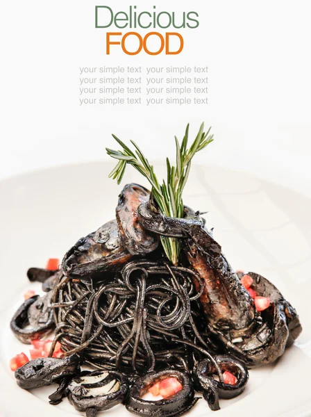 Cocina italiana espaguetis de tinta de calamar y mariscos . — Foto de Stock