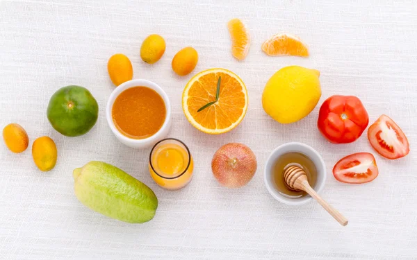 Frühstück mit Orangensaft, Orangen, Orangenscheiben, Passionsfrucht — Stockfoto