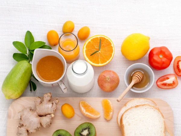 Завтрак с апельсиновым соком, апельсинами, ломтиками апельсинов, фру страсти — стоковое фото