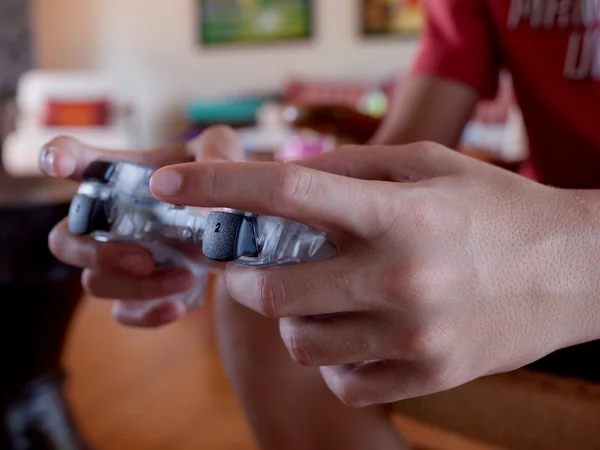 Controller per console di videogiochi nelle mani dei giocatori. Il bambino gioca compu — Foto Stock