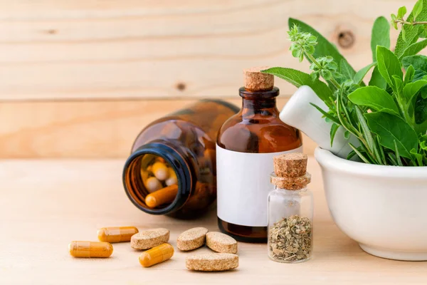 Alternatieve gezondheidszorg verse kruiden, droge en kruiden capsule wi — Stockfoto