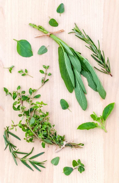 Cosecha de hierbas verdes frescas del jardín sobre fondo rústico de madera — Foto de Stock