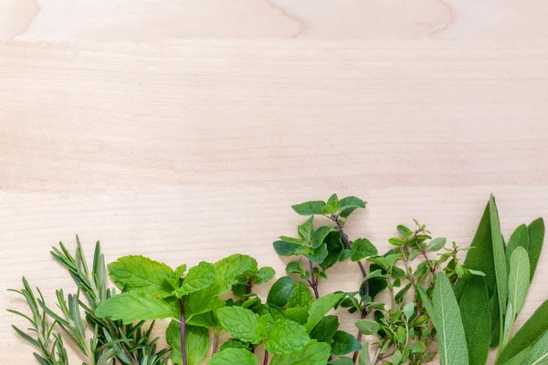 Friss-zöld fűszernövények betakarítás, a kertben fából készült rusztikus háttere — Stock Fotó