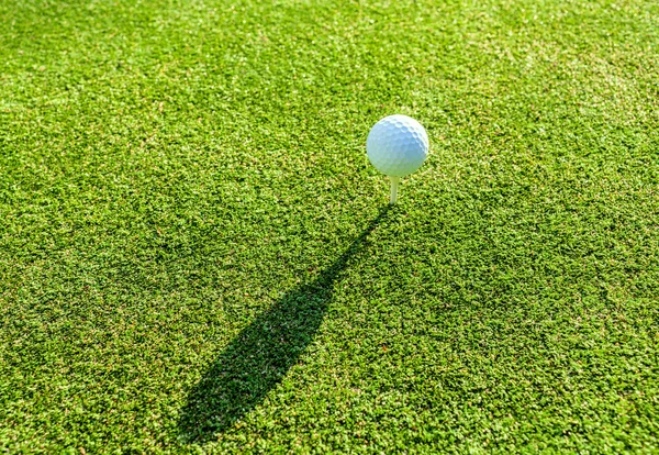 Golfball und Abschlag auf grünem Rasen beim Training im Golfclub. — Stockfoto