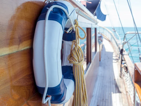 Rettungsring an der Wand des Segelbootes mit Seil. — Stockfoto