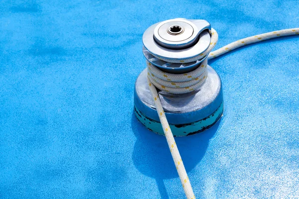 Sailboat winch and rope yacht detail with selective focus. — Stock Photo, Image