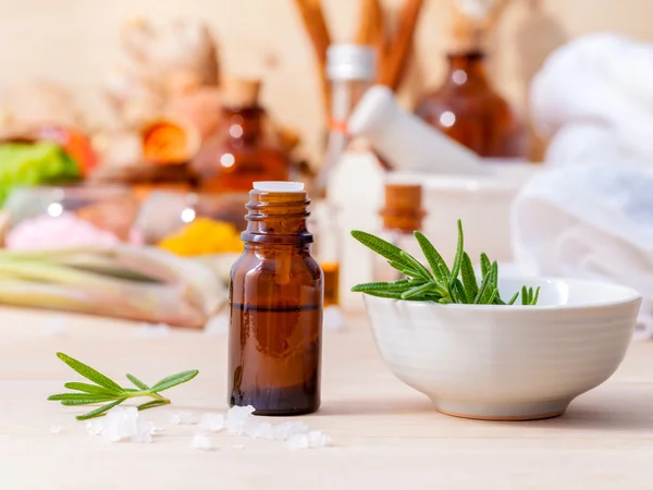 Natuurlijke Spa ingrediënten rozemarijn etherische olie voor aromatherapie — Stockfoto
