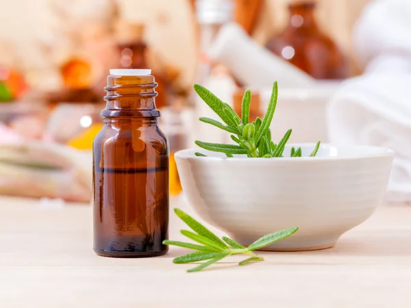 Natuurlijke Spa ingrediënten rozemarijn etherische olie voor aromatherapie — Stockfoto