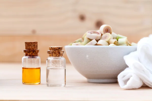 Natürliche Wellness-Inhaltsstoffe Zitronengras ätherisches Öl mit Aroma — Stockfoto