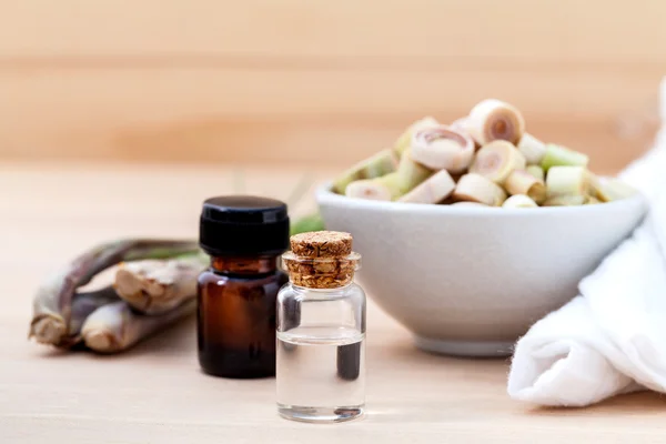 Natürliche Wellness-Inhaltsstoffe Zitronengras ätherisches Öl mit Aroma — Stockfoto