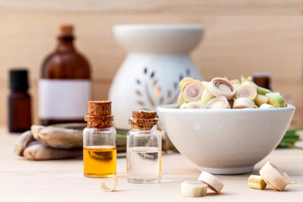 Natürliche Wellness-Inhaltsstoffe Zitronengras ätherisches Öl mit Aroma — Stockfoto