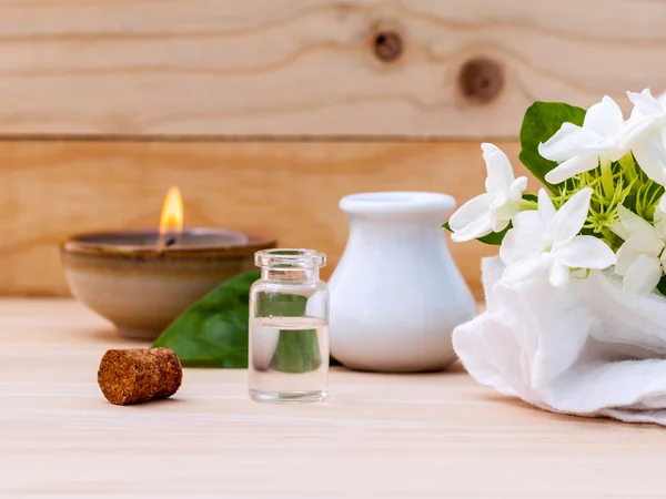Aroma olie flessen geregeld met jasmijn bloemen op houten backgr — Stockfoto