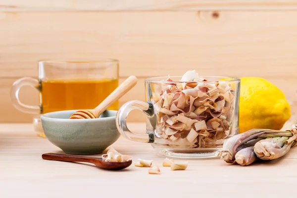 Taza de té de hierbas con hierba de limón seca, miel y limón en woo — Foto de Stock