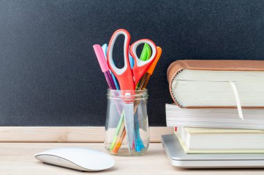 Okula geri kavramı ile okul malzemeleri dizüstü bilgisayar, kitap, kalem, mo