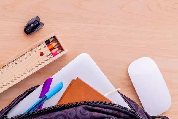 Ryggsäck med skolan levererar laptop bok stationära, mus, penna, r — Stockfoto