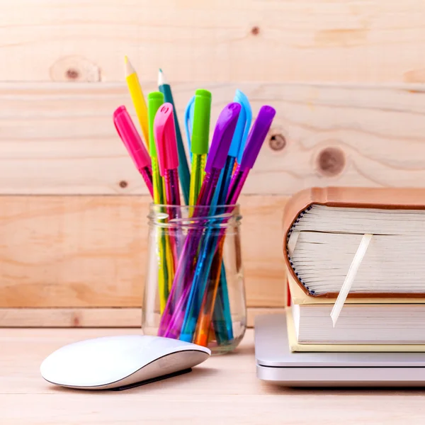 De vuelta al concepto de la escuela con útiles escolares portátil, libro, pluma, mo — Foto de Stock