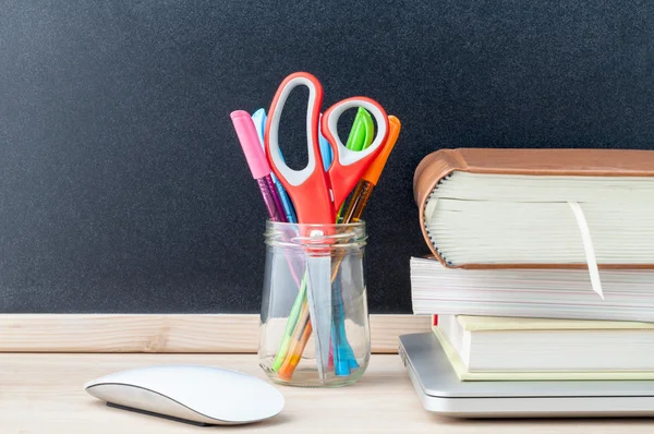 Voltar ao conceito de escola com material escolar laptop, livro, caneta, mo — Fotografia de Stock