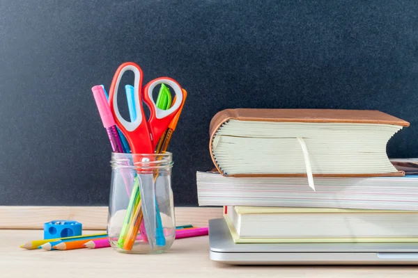 Voltar ao conceito de escola com material escolar laptop, livro, caneta, mo — Fotografia de Stock