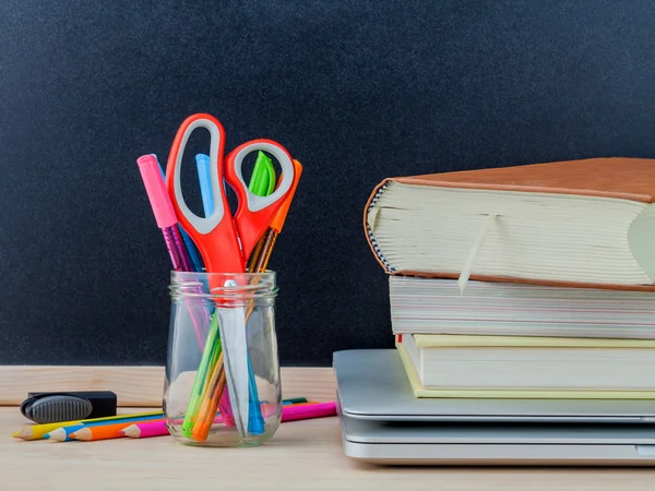 Voltar ao conceito de escola com material escolar laptop, livro, caneta, mo — Fotografia de Stock