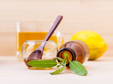 Taze adaçayı, bal ve limon ahşap ba ile bitkisel çay