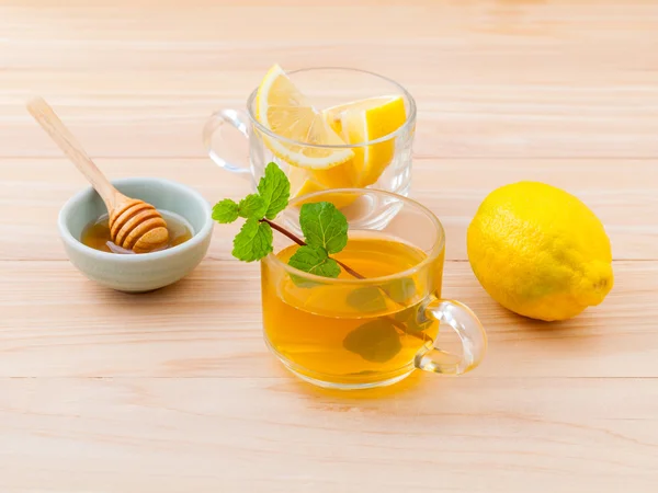Xícara de chá de ervas com hortelã verde fresca, mel e limão em madeira — Fotografia de Stock