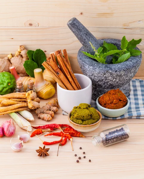 Sortimento de alimentos tailandeses Cozinhar ingredientes e Pasta de tailandês po — Fotografia de Stock