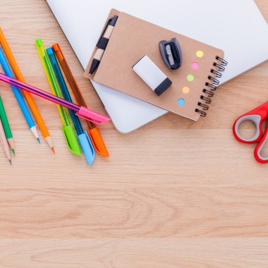 Okula geri kavramı ile okul malzemeleri laptop, defter, pe