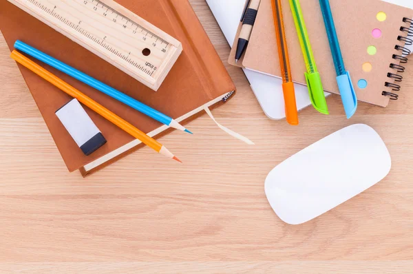 De vuelta al concepto de la escuela con útiles escolares portátil, libro, pluma, mo — Foto de Stock