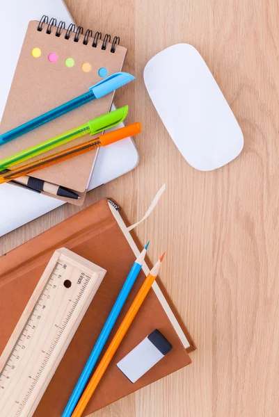 Tillbaka till skolan levererar koncept med skolan laptop, bok, penna, mo — Stockfoto