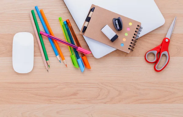 Tillbaka till skolan levererar koncept med skolan laptop, notebook, pe — Stockfoto