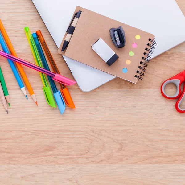 De vuelta a la escuela concepto con útiles escolares portátil, portátil, pe — Foto de Stock