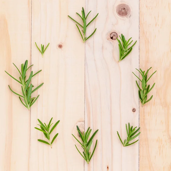 Koło liść rozmarynu na drewniane tła dla menu wyzna — Zdjęcie stockowe