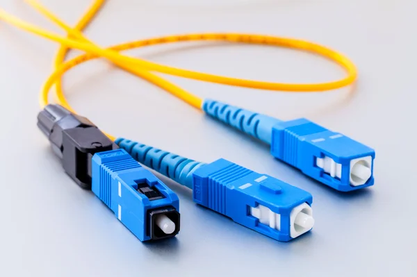 Connettori in fibra ottica foto simbolica per una connessione internet veloce — Foto Stock