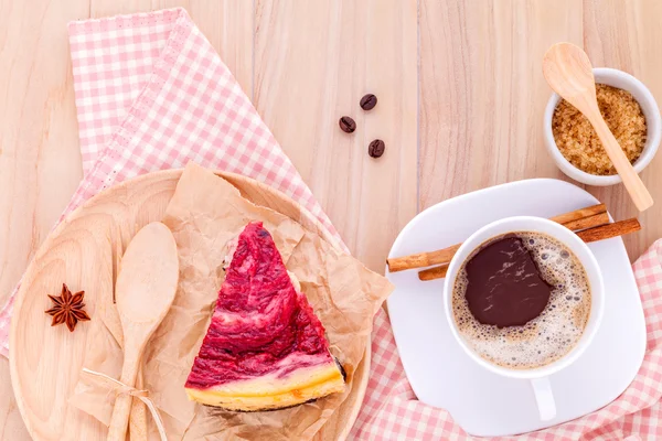 Homemade raspberry cake with cup of coffee on wooden background. — Stock Photo, Image