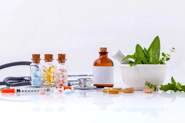 Medicina herbal VS Medicina química o carro saudável alternativo — Fotografia de Stock