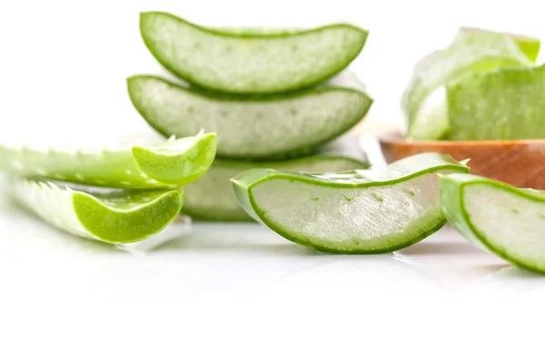 Aloe Vera cortar ingredientes spas naturais para cuidados da pele isolados — Fotografia de Stock