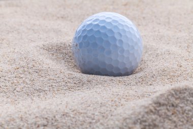 Kum BUNKERİ sığ derinlik-in tarla golf topu kadar kapatın.