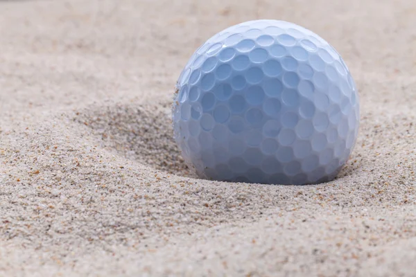 필드의 얕은 깊이 모래 벙커에 골프공을 닫습니다. — 스톡 사진