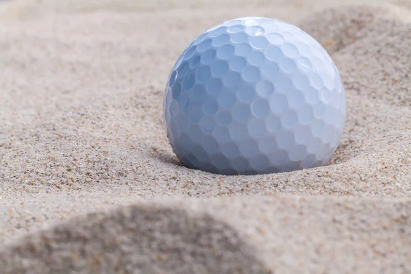 Nahaufnahme Golfball im Sandbunker flache Schärfentiefe. — Stockfoto