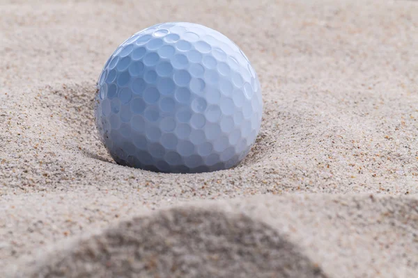 Nahaufnahme Golfball im Sandbunker flache Schärfentiefe. — Stockfoto