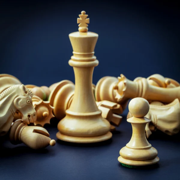 Concetto di scacchi salvare il re e salvare la strategia . — Foto Stock