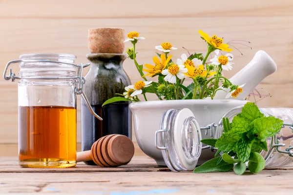 Alternativní zdravotní péče čerstvý rostlinný, medový a divoký květ . — Stock fotografie
