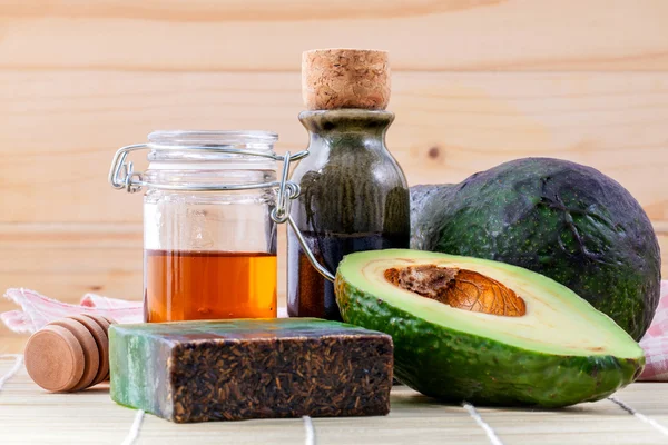 Cura alternativa della pelle e scrub avocado fresco, oli, miele — Foto Stock