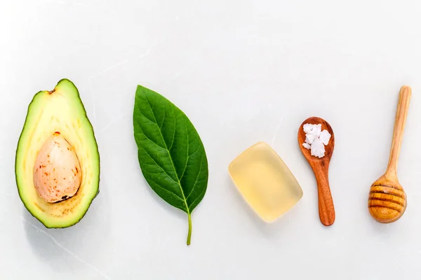 Alternative Hautpflege und Peeling frische Avocado, Blätter, Meer sa — Stockfoto