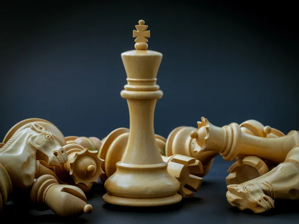 Σκάκι έννοια εκτός του βασιλιά και να σώσει τη στρατηγική. — Φωτογραφία Αρχείου
