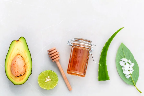 Alternative Hautpflege und Peeling frische Avocado, Blätter, Meer sa — Stockfoto