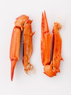 Yengeçler ve deniz için beyaz arka plan üzerinde izole haşlama yengeç pençeleri